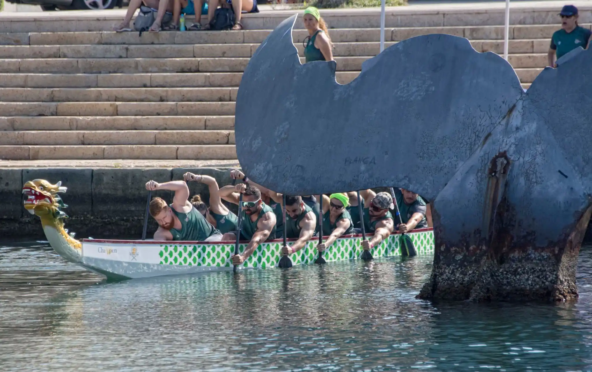 Un barco dragon con integrantes dispuesto para su salida en una serie.